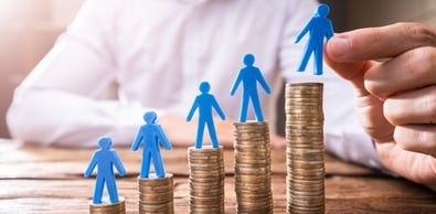 Figuras de personas sobre monedas