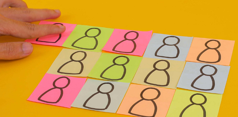 Papeles de colores con la forma de una persona dibujada