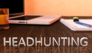 Sobre un escritorio se tienen la palabra de headhunting