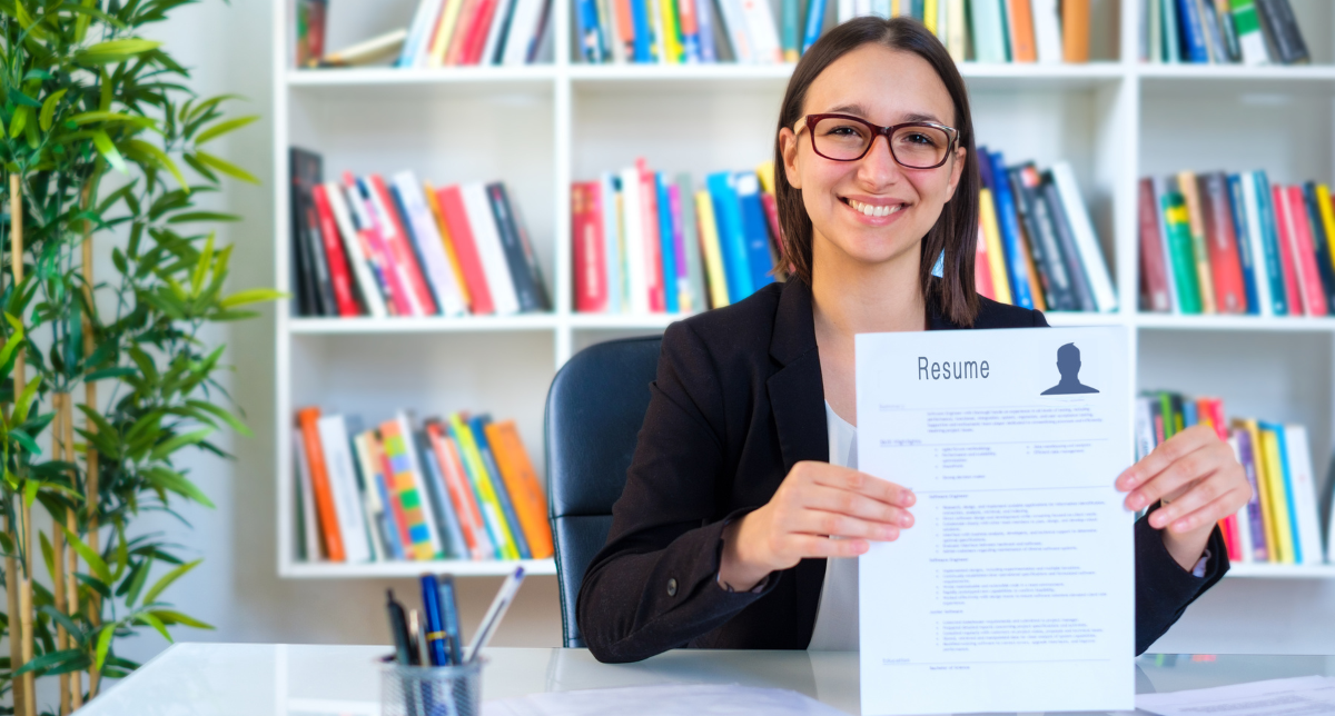 Mujer sosteniendo una hoja de papel que dice escrito resumen u hoja de vida