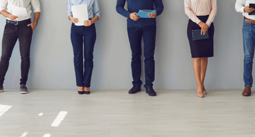 Personas esperando su turno para una entrevista laboral