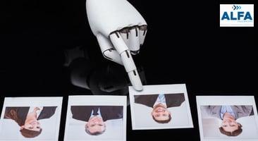 mano de robot señalando fotos de personas
