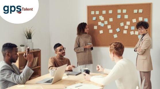 personas en una sala de reuniones hablando