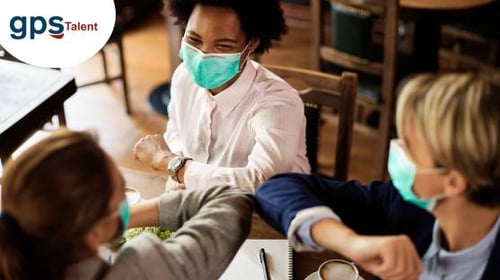 personas cuidándose en el trabajo con tapabocas
